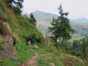 72 Seguendo il sentiero ci abbassiamo ai pascoli verso il Lago di Valmora